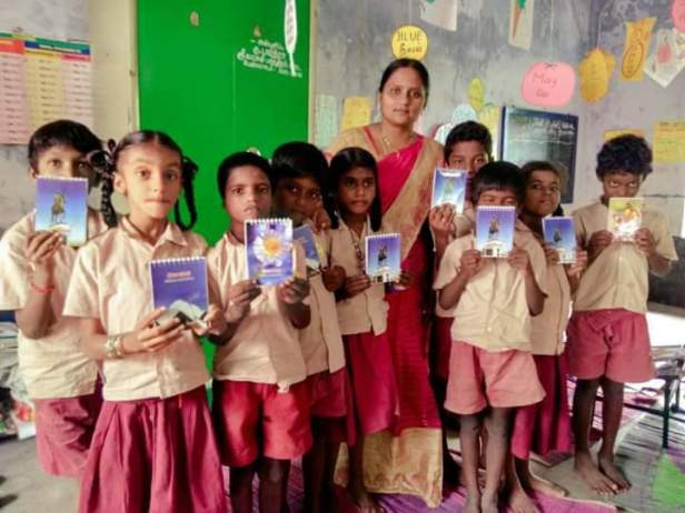 Image result for பள்ளீ ஆசிரியை மற்றும் மாணவர்கள்